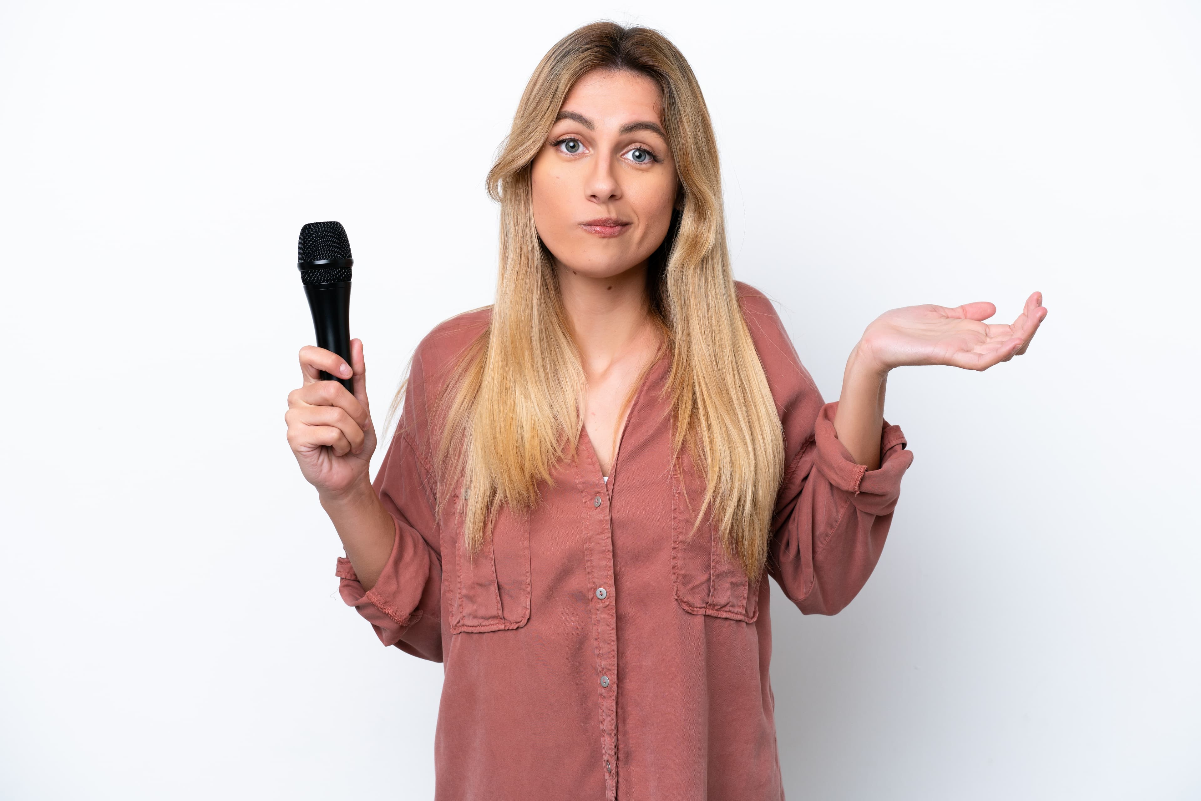 Nerozhodná žena s mikrofonem