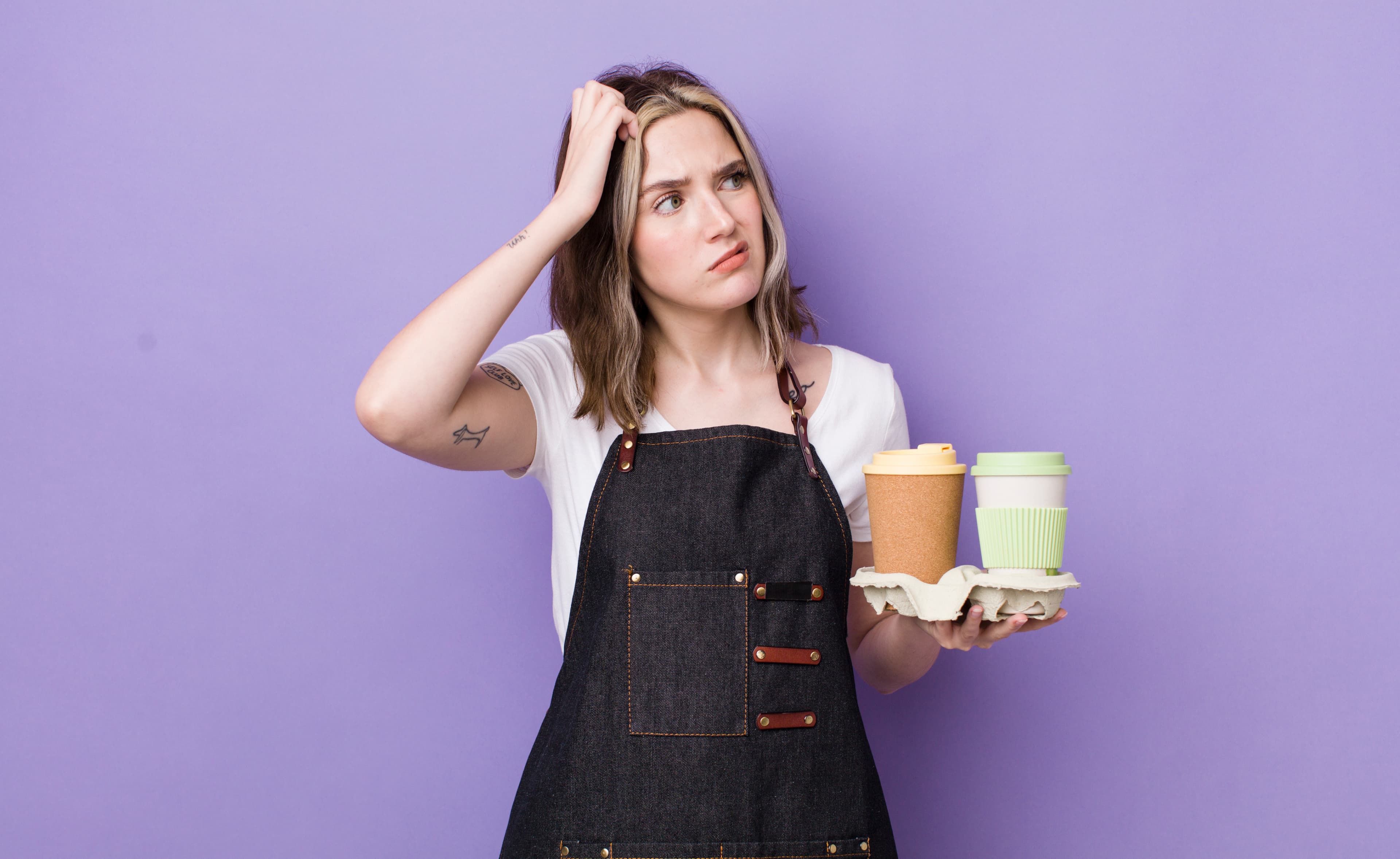 Přemýšlející žena s kafem v ruce